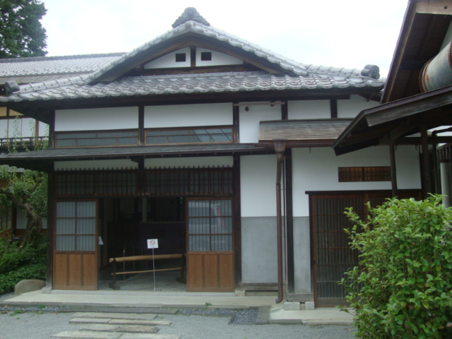 山梨市にある『鉄道王』、【根津記念館】_b0151362_2346346.jpg