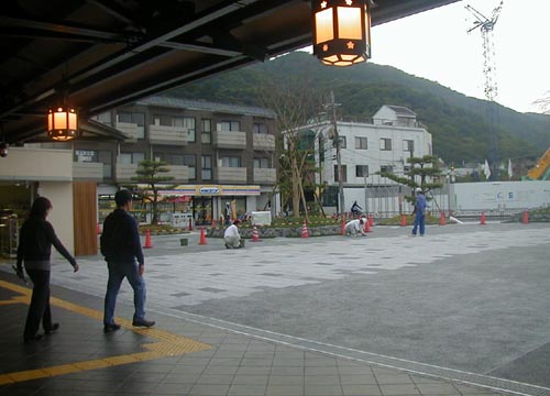 ●嵐山駅前の変化、その127(駅舎から広場、脇道から広場)_d0053294_22473154.jpg