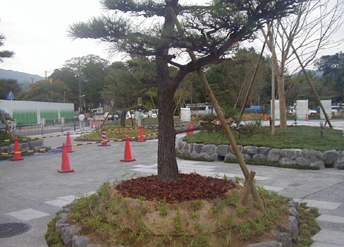 ●嵐山駅前の変化、その127(駅舎から広場、脇道から広場)_d0053294_2248512.jpg