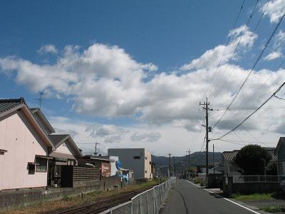 きょうも青い空に大きな雲が流れていきます_e0130185_153023100.jpg