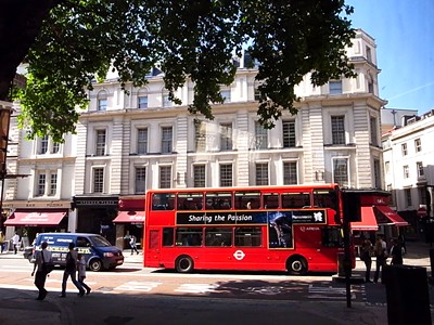 ロンドン旅日記 4 赤がポイントのロンドンの街並み お花に囲まれて