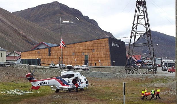 ノルウェー・スピッツベルゲン島でイギリスの極地探検体験ツアー観光客がホッキョクグマに襲われ死亡_a0151913_23434141.jpg