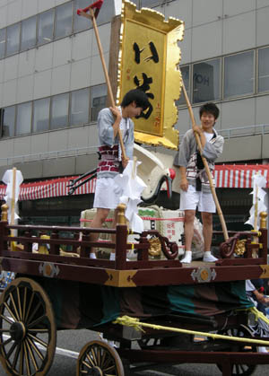 今日は新潟祭りの前夜祭の民謡流しで、7日(日)は新潟川開き花火大会です_d0178448_10223262.jpg