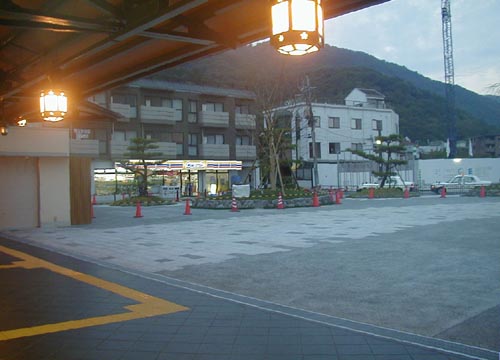 ●嵐山駅前の変化、その129(駅舎から広場、脇道から広場)_d0053294_2351522.jpg