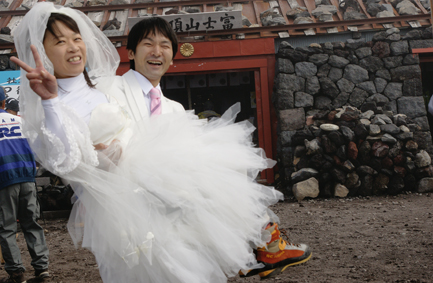 富士山で結婚式　1泊2日　2日目《富士山頂→0合目(浅間神社)》_f0016656_23135172.jpg