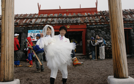 富士山で結婚式　1泊2日　2日目《富士山頂→0合目(浅間神社)》_f0016656_2339524.jpg