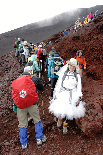 富士山で結婚式　1泊2日　2日目《富士山頂→0合目(浅間神社)》_f0016656_23584260.jpg