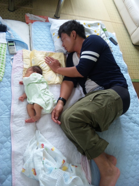 で 寝る 横向き 新生児 赤ちゃんが横向きで寝るのは大丈夫？新生児の寝方の注意点は？