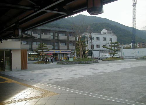 ●嵐山駅前の変化、その131(駅舎から広場、脇道から広場)_d0053294_13184062.jpg