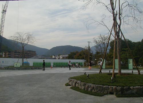●嵐山駅前の変化、その131(駅舎から広場、脇道から広場)_d0053294_1319097.jpg