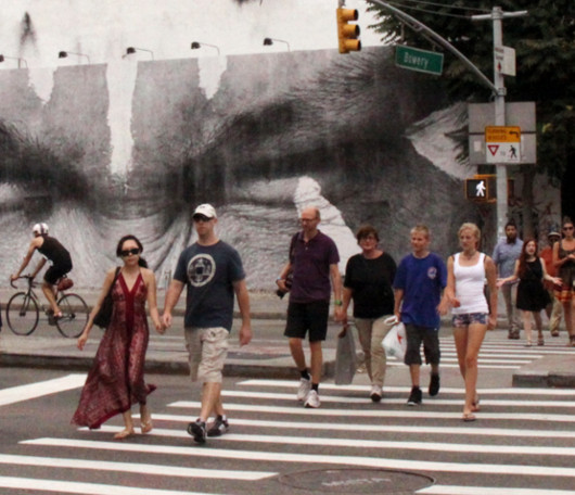 ニューヨークの街角に登場した巨大な顔の白黒写真アート（その２）_b0007805_258332.jpg