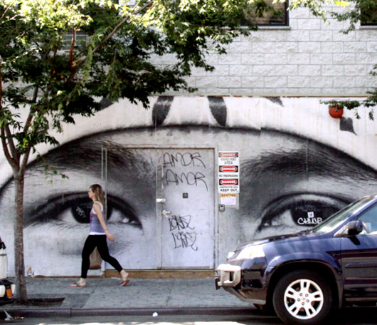 ニューヨークの街角に登場した巨大な顔の白黒写真アート（その２）_b0007805_375635.jpg