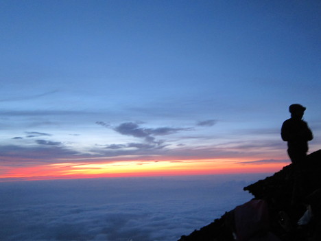 流れる星々とピーク　　2011年六度目の富士山頂_d0156625_8441425.jpg