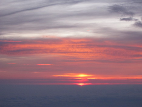 流れる星々とピーク　　2011年六度目の富士山頂_d0156625_847361.jpg