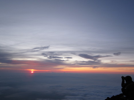 流れる星々とピーク　　2011年六度目の富士山頂_d0156625_8495121.jpg