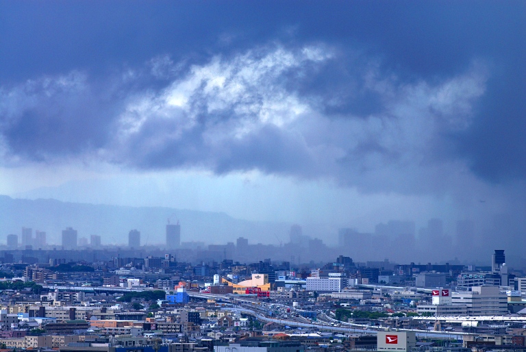 雲、垂れ込める梅田遠景　20110805_a0050572_8562348.jpg