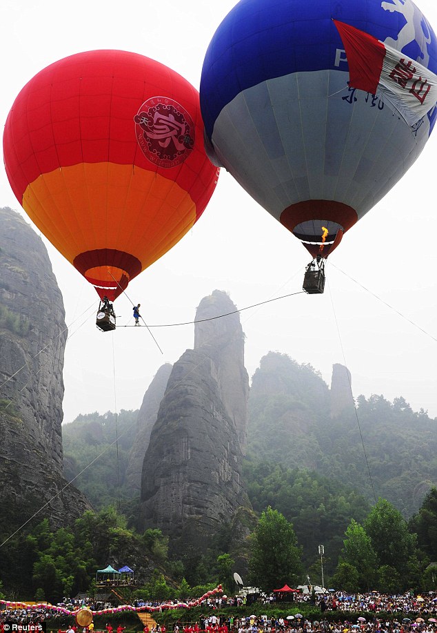 【【2動画あり】】:熱気球間を綱渡り (中国)_a0028694_1124247.jpg