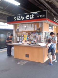 【J特】下り5番線ホームのうどん屋さん　中央軒鳥栖駅　鳥栖にて_f0005799_1364630.jpg