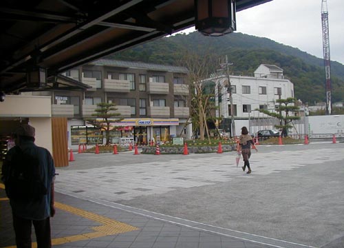 ●嵐山駅前の変化、その133(駅舎から広場、脇道から広場)_d0053294_2344351.jpg