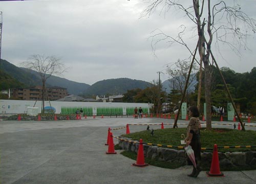 ●嵐山駅前の変化、その133(駅舎から広場、脇道から広場)_d0053294_23445035.jpg