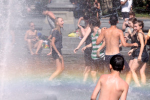 今年はワシントン・スクエアの噴水で水遊びする大人が増えた気がします_b0007805_12113323.jpg