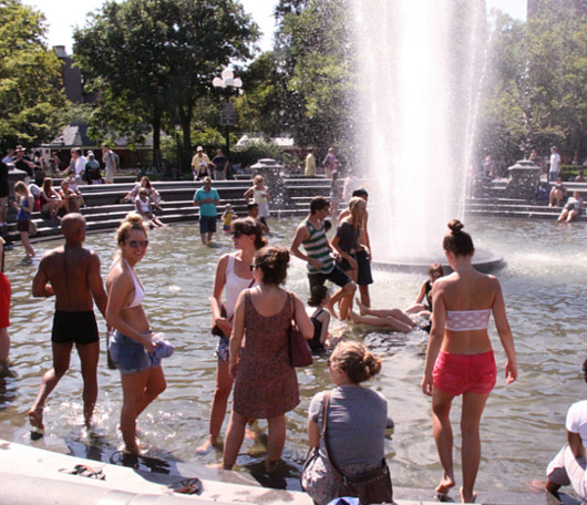 今年はワシントン・スクエアの噴水で水遊びする大人が増えた気がします_b0007805_12114466.jpg