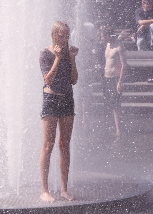 今年はワシントン・スクエアの噴水で水遊びする大人が増えた気がします_b0007805_12124885.jpg