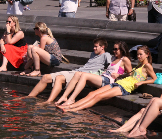 今年はワシントン・スクエアの噴水で水遊びする大人が増えた気がします_b0007805_1212535.jpg