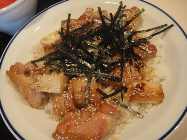 銚子のビストロでオニオングラタンに牛ホホ肉の赤ワイン煮と白飯、友人は焼き鳥丼です。_d0230658_11473920.jpg