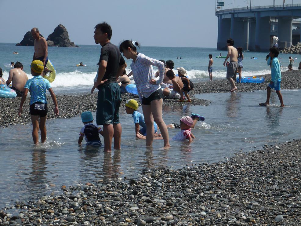 大賑わいの海水浴場_d0235898_12221617.jpg