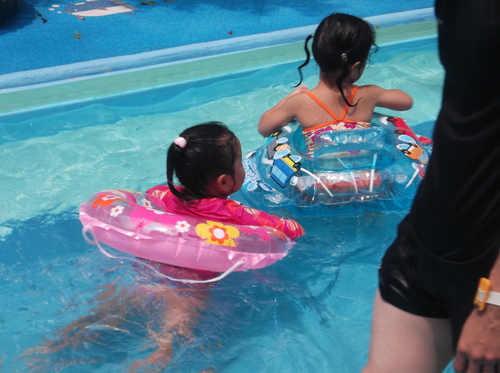 子どもの水遊び好き_e0123104_7272442.jpg