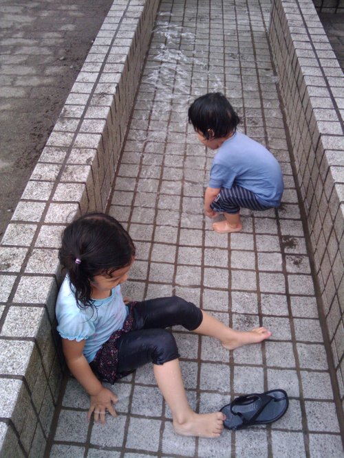 子どもの水遊び好き_e0123104_7313252.jpg