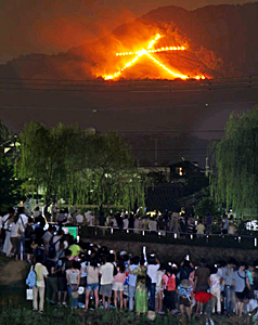 鎮魂の炎、被災地に祈り　点火前に黙とう、五山送り火_f0206452_17304439.jpg