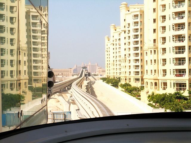 日本製モノレールでゆくパーム・ジュメイラ 写真でイスラーム