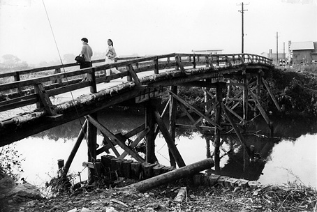 写真で見るあおもりあのとき　第52回「駒込川上の晴雄橋　練兵場へ続く直線道」_b0111910_8394528.jpg