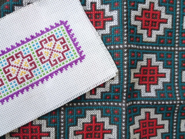 毛糸だま「タイ　モン族の刺繍布」あります。_d0156706_1744945.jpg