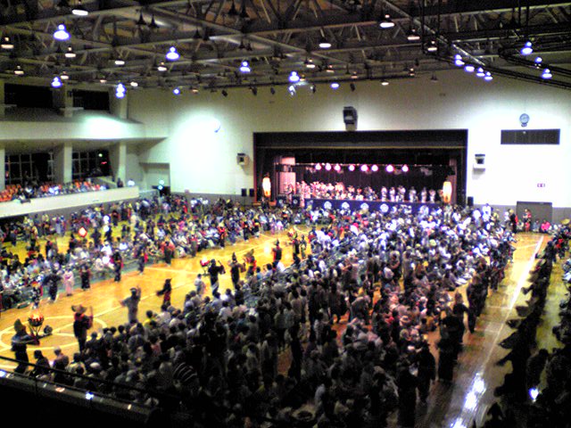 体育館で盆踊り_f0081443_11583729.jpg