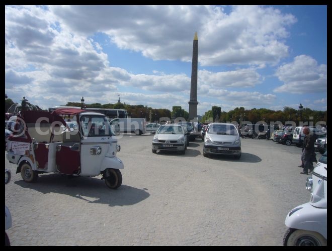 【パリ観光】いま三輪タクシーが人気Tuk-tuk（PARIS）_a0008105_175447100.jpg