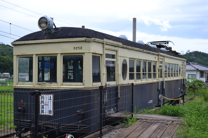 別所温泉駅の丸窓電車_e0228938_19403371.jpg