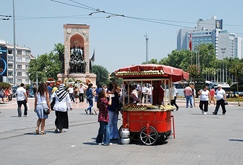 イスタンブール 新市街のノスタルジック・トラム_e0030537_1221996.jpg