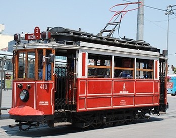 イスタンブール 新市街のノスタルジック・トラム_e0030537_1311341.jpg