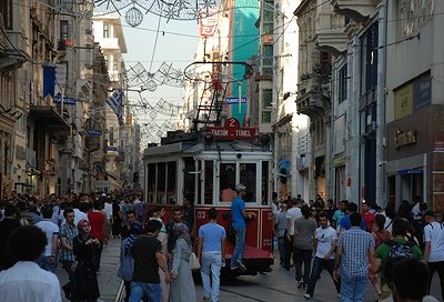 イスタンブール 新市街のノスタルジック・トラム_e0030537_224687.jpg
