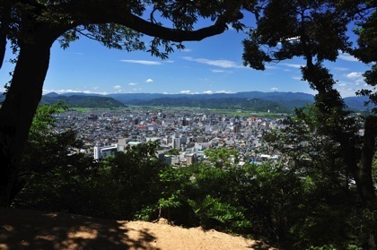 そんな久松山登山のスタート地点にあるのが(仁風閣)...撮影でもよく...._b0194185_239652.jpg