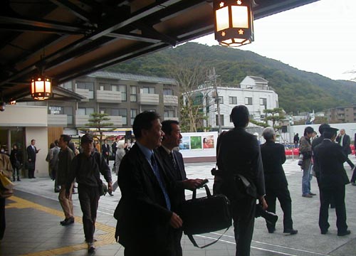 ●嵐山駅前の変化、その137(駅舎から広場、脇道から広場)_d0053294_13193657.jpg