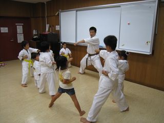 手稲教室 10人組手の研究!_c0118332_21561382.jpg