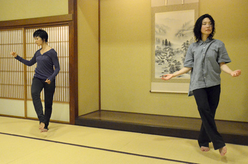 燕喜館も二日目。ホワイエ今晩は。だいしもうすぐ。_e0046190_15381878.jpg