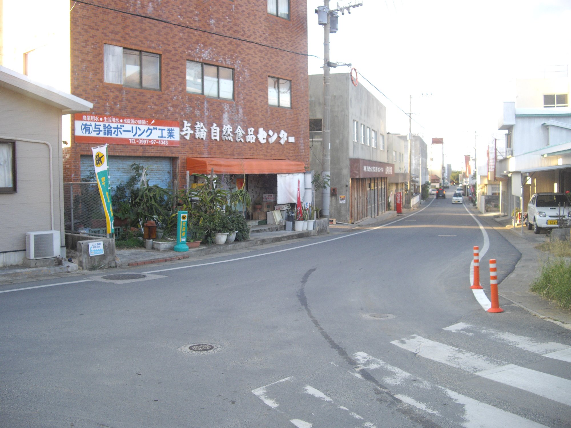 与論島一番の繁華街“茶花”の商店街_e0032991_10415970.jpg