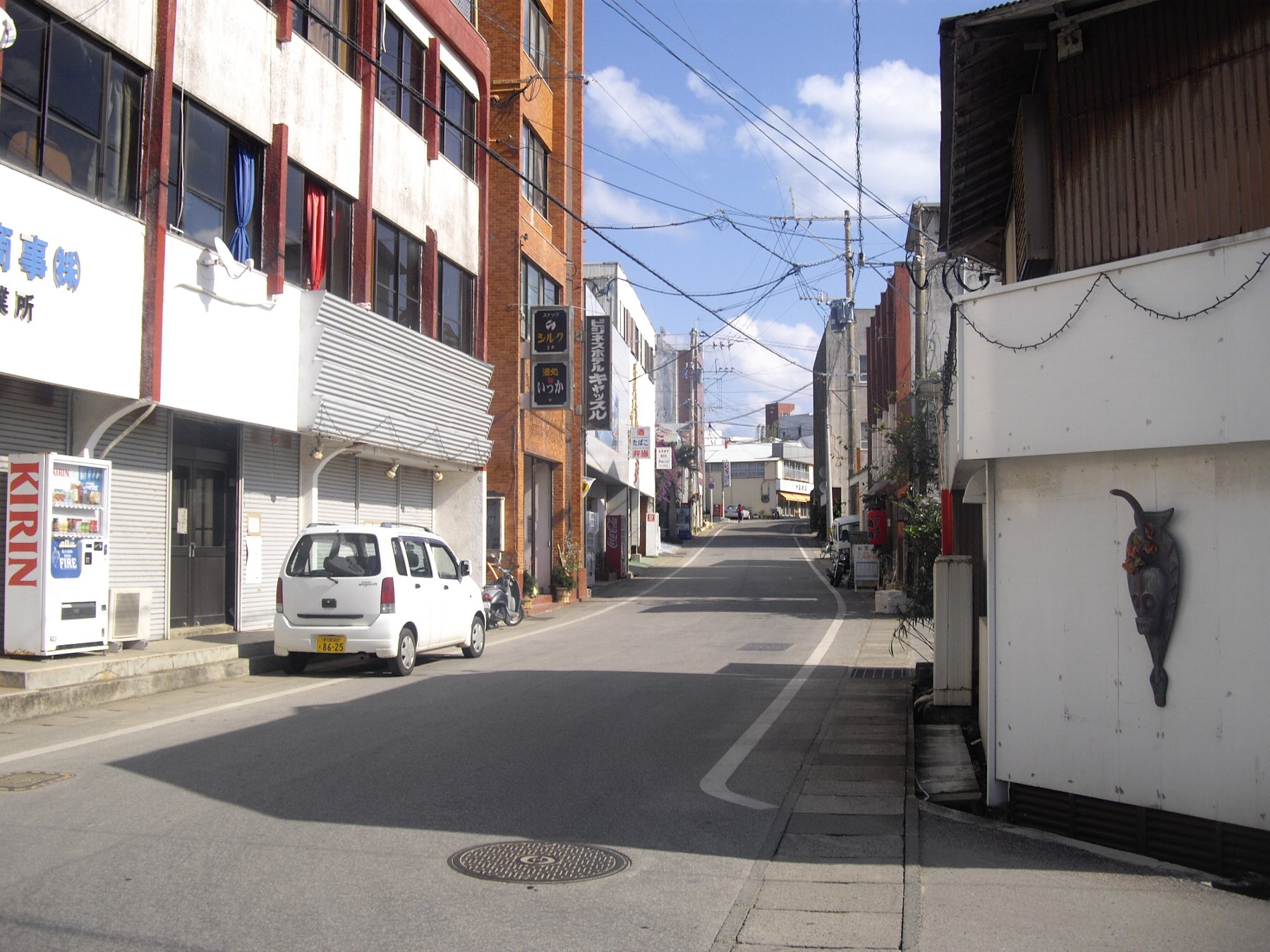 与論島一番の繁華街“茶花”の商店街_e0032991_1042196.jpg