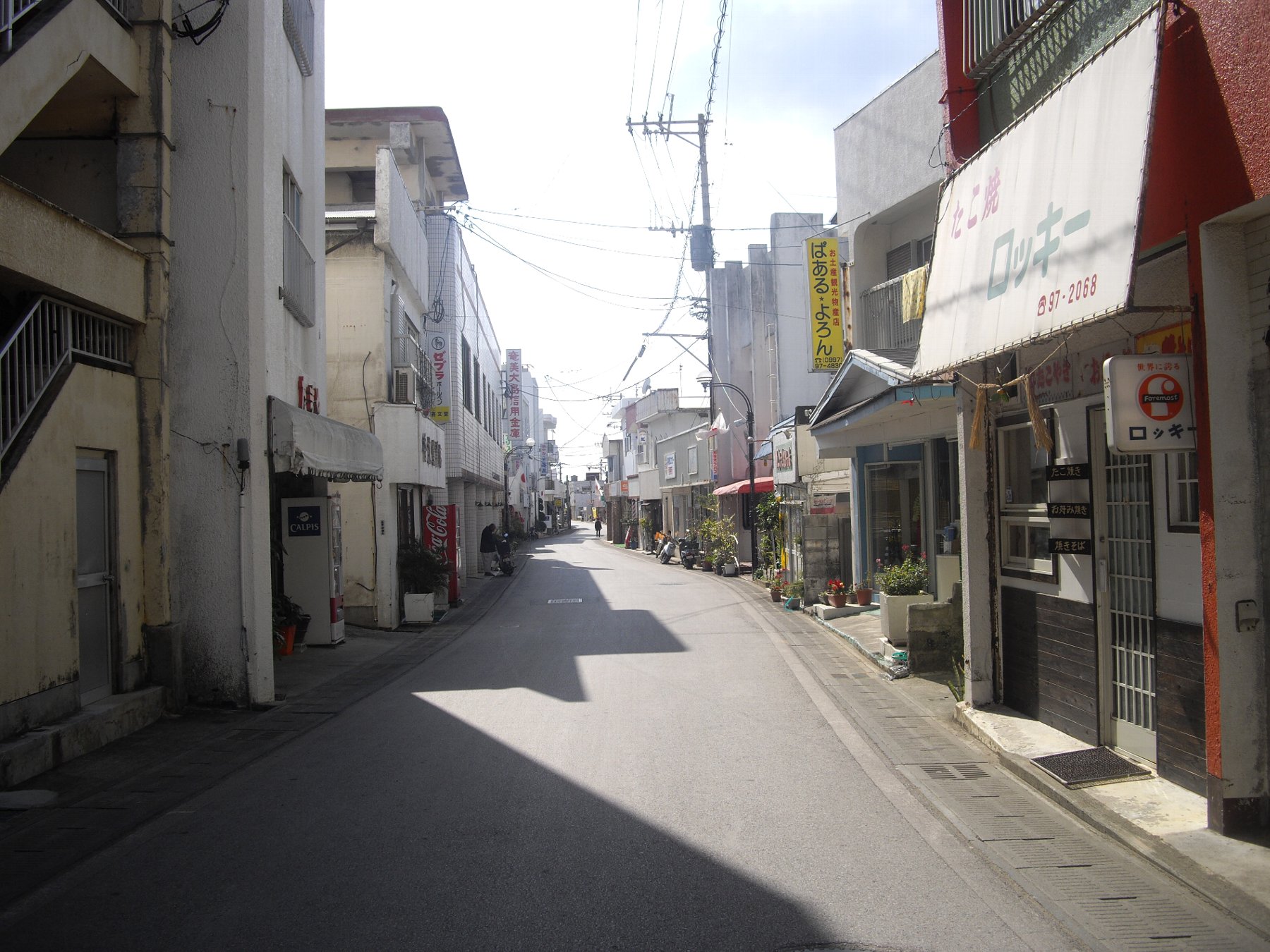 与論島一番の繁華街“茶花”の商店街_e0032991_10425693.jpg