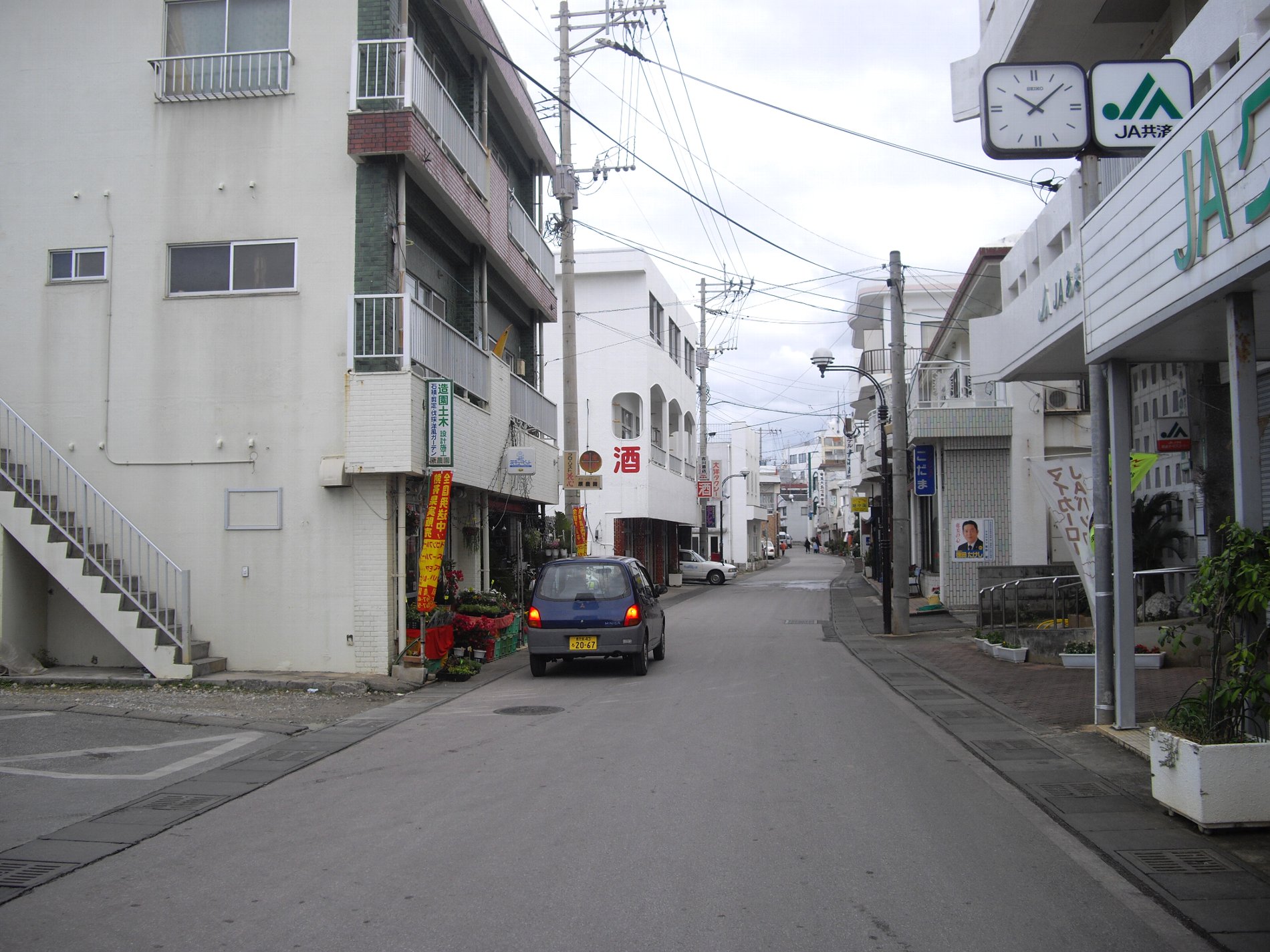 与論島一番の繁華街“茶花”の商店街_e0032991_10431426.jpg